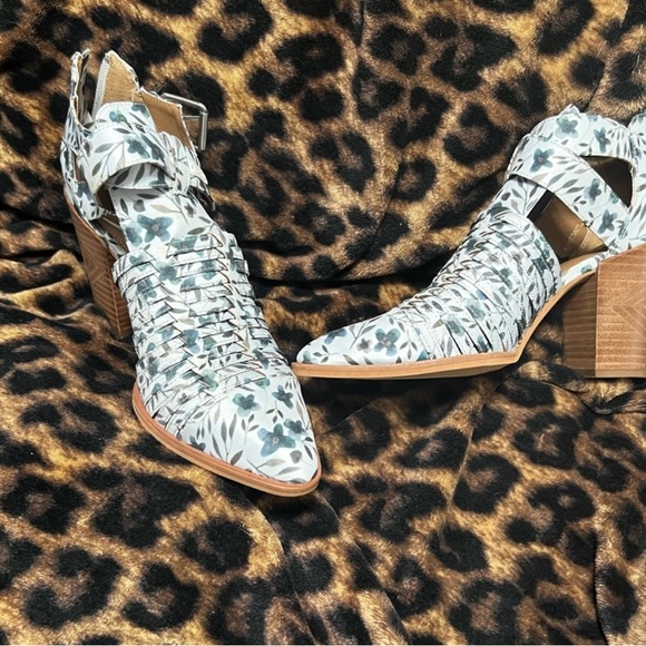 Gianni Bini Floral Women's Heeled bootie Sandals - Picture 3 of 8